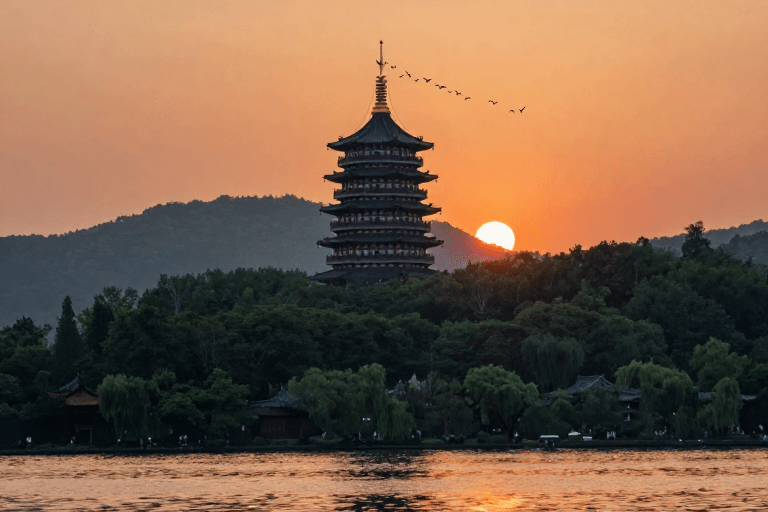 逆光摄影素材：雷峰塔日落逆光摄影：中式古塔与湖山剪影