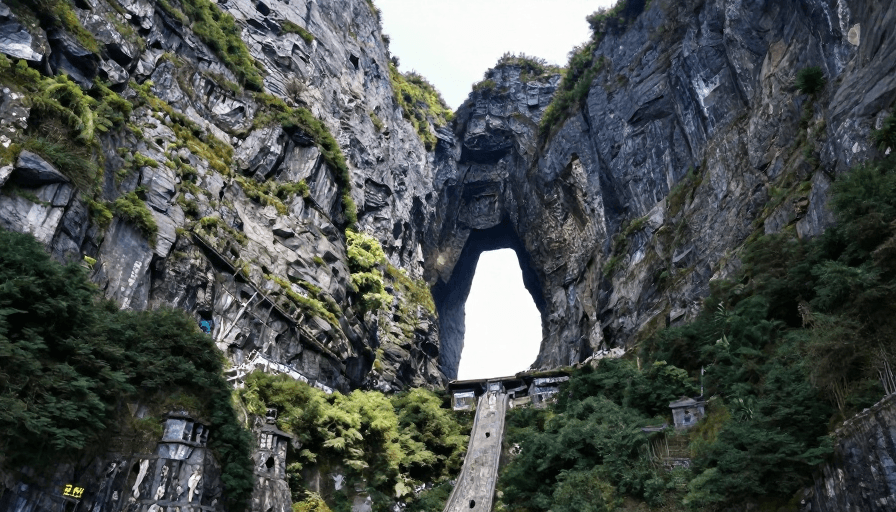 景点推荐素材：湖南天门洞：奇峰绝壁间的自然奇观