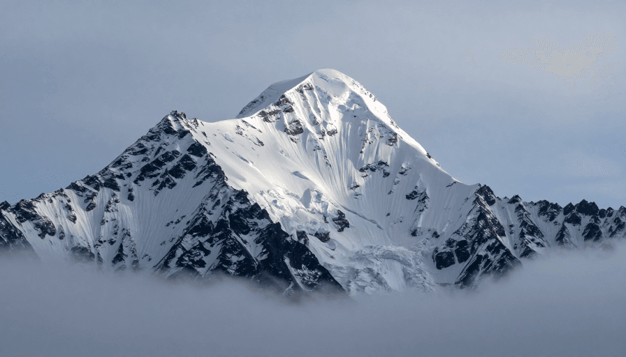 冷调蓝灰素材：巍峨雪峰云海之巅：冰川探险的冷峻之美
