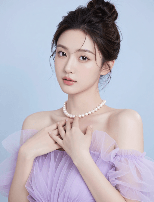 背景为淡蓝色素材：紫纱柔光下的优雅少女