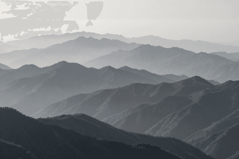 大气透视素材：冷灰调层叠山脉远景：大气摄影展现自然美学