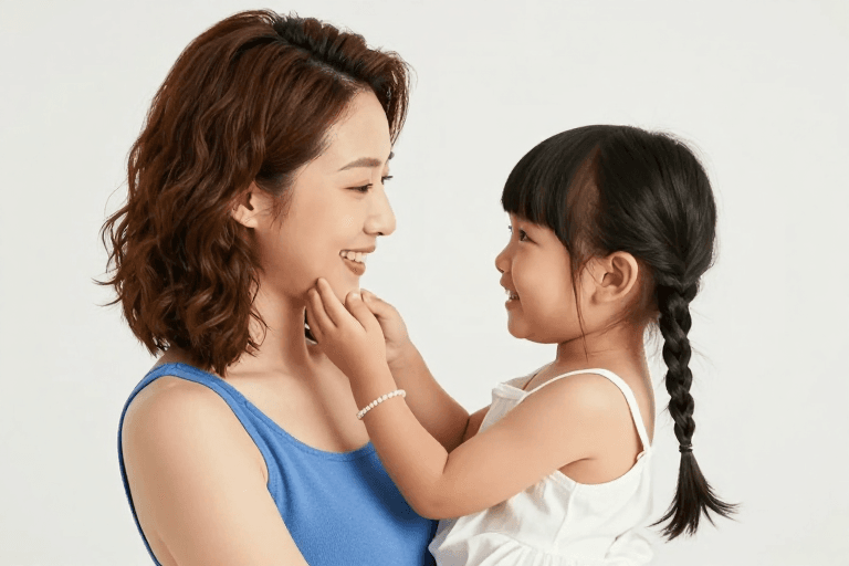 家庭生活素材：温馨母女对视瞬间，柔光摄影展现亲情温暖