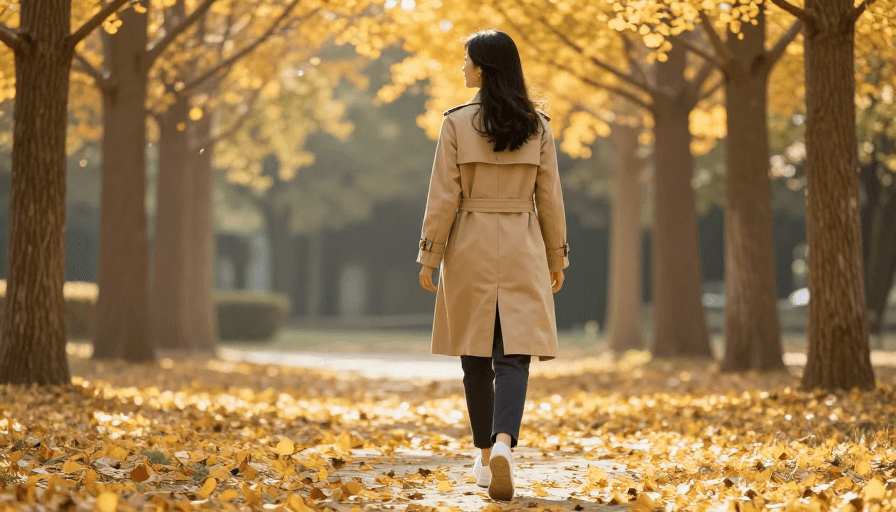 逆光拍摄素材：秋日暖光下漫步的优雅女性背影摄影