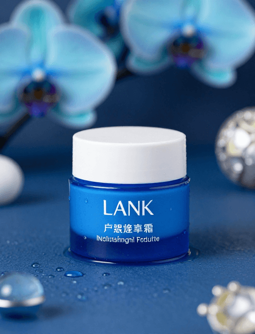 蓝色调素材：蓝调奢华：水滴之上的高级面霜摄影
