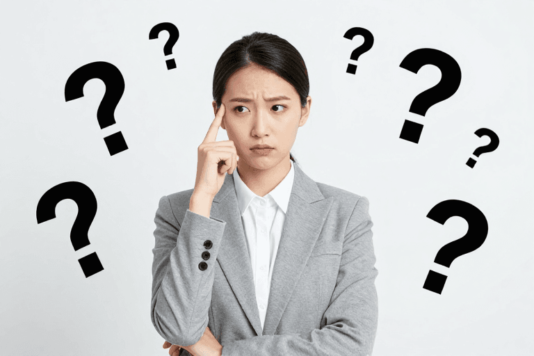 商务摄影素材：职场思考：灰白冷调中的疑问与决策瞬间
