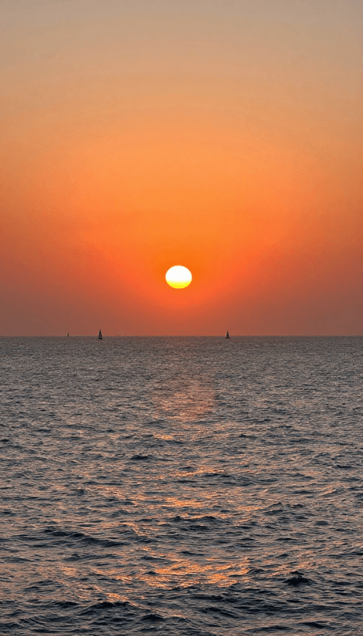 艺术绘画素材：海上日出壮丽景象：橙红天空与金色波光交织的宁静时刻