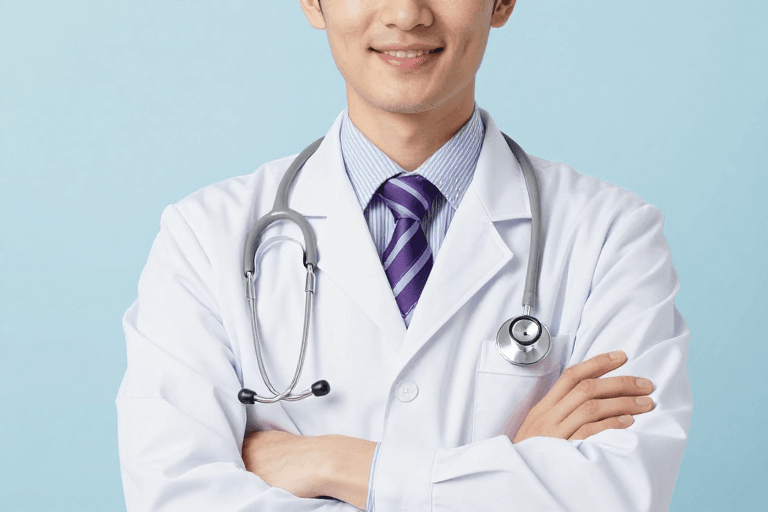商业人像摄影素材：专业亚洲男医生肖像：高清健康宣传摄影