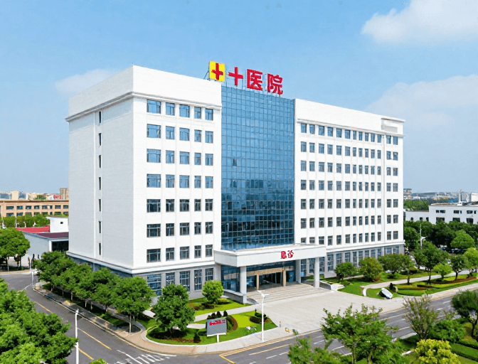 医疗场景素材：现代白色医院建筑俯拍图，清新蓝白绿色调光影