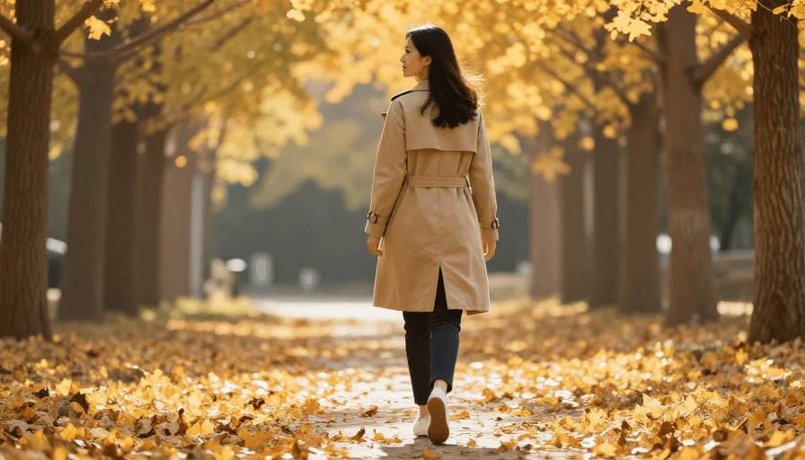 女性模特素材：秋日暖阳：米色风衣下的优雅漫步