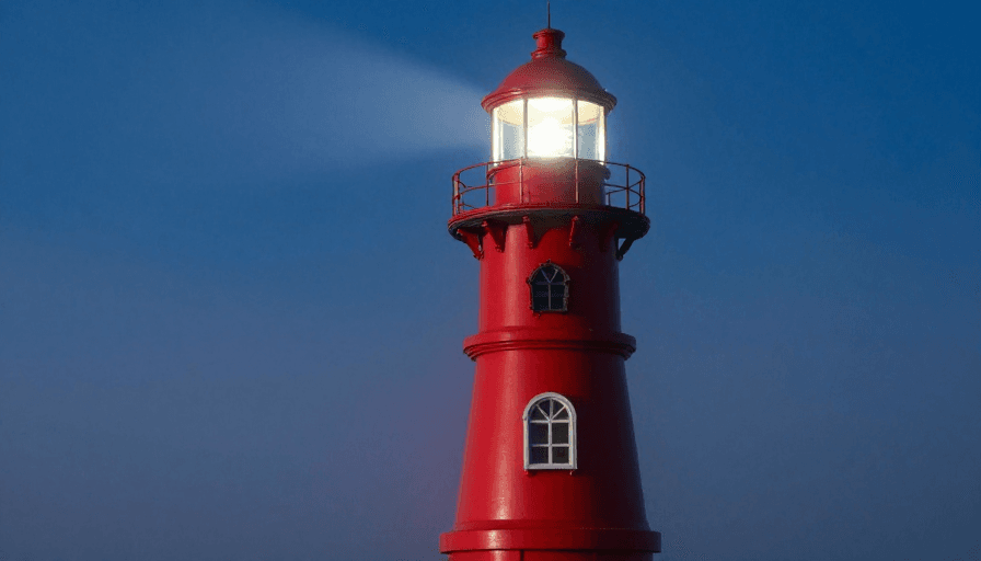 冷暖对比素材：浓雾中的鲜红灯塔：深蓝夜空下的静谧之美
