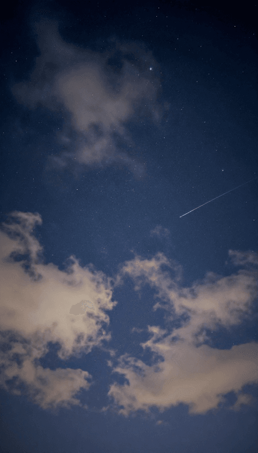夜空素材：璀璨星河夜：流星划破梦幻夜空