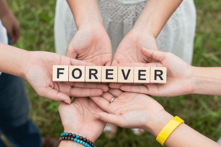 绿色草地背景素材：永恒之爱：四手托举FOREVER的婚摄瞬间