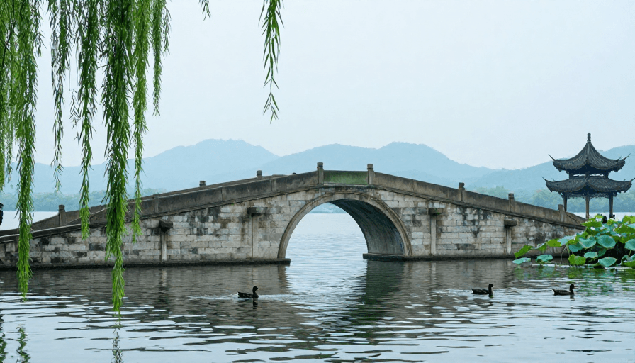 中式石拱桥素材：古韵石桥映碧湖：静谧中式风景摄影