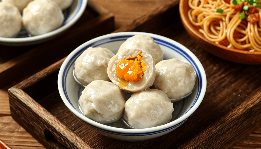 中式点心素材：暖棕光影中的蟹黄鱼丸：中式美食摄影