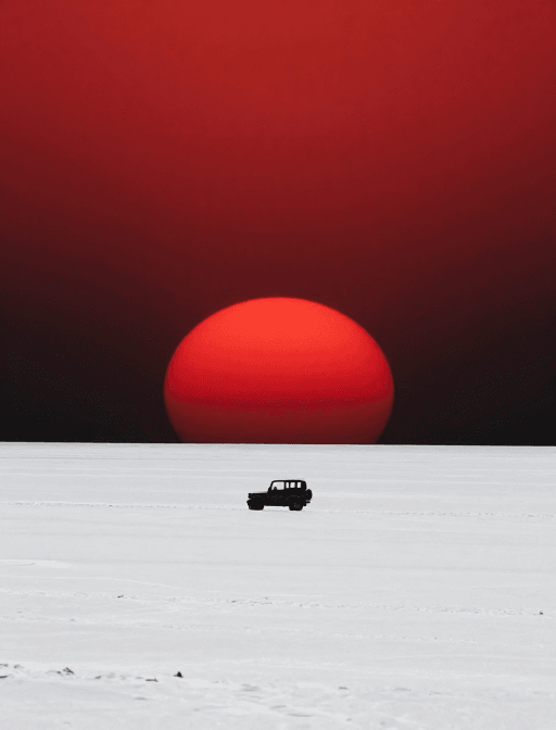 版画艺术素材：孤绝雪原上的微光：极简版画中的自然与疏离