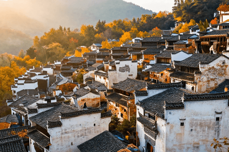 白墙黛瓦素材：徽派古村晨曦光影：白墙黛瓦秋景如画