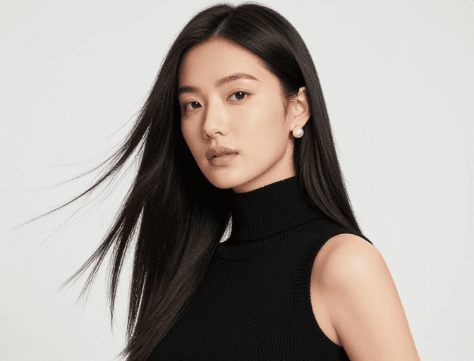 简约背景素材：素雅黑发女侧影，黑针织与珍珠耳钉的时尚柔光瞬间