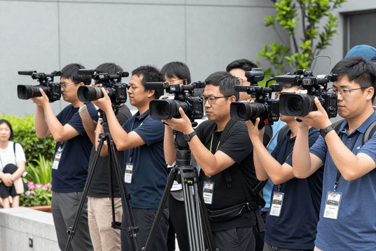 专业摄影素材：亚洲记者与摄影师户外新闻现场专业设备实拍