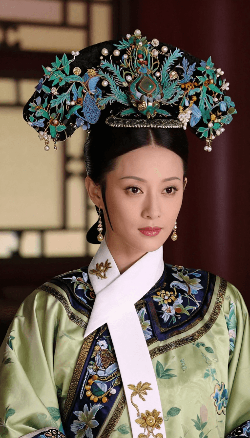 宫廷服饰素材：中式宫廷华贵女性肖像：古典凤冠与绿叶花纹