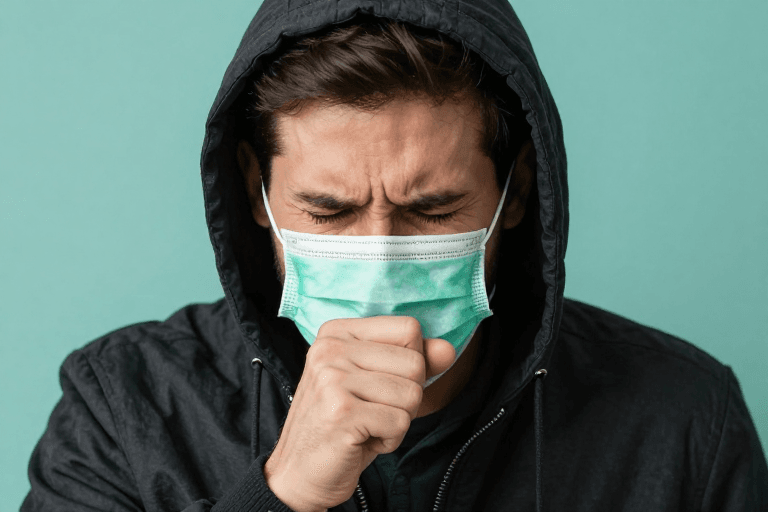 纯色背景素材：戴口罩咳嗽男子高清肖像，公共卫生宣传