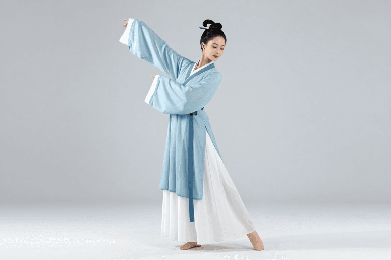 古典美学素材：蓝白汉服舞者优雅起舞，古典美与光影交织