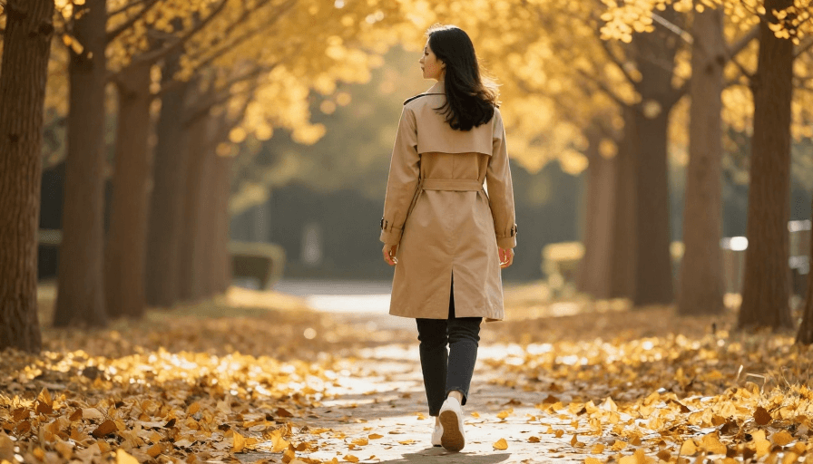 女性模特素材：秋日暖阳下的背影：米色风衣中的诗意漫步