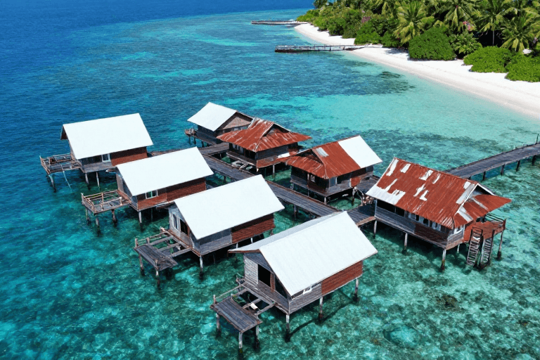 度假胜地素材：热带高脚木屋群：碧蓝海海的度假秘境
