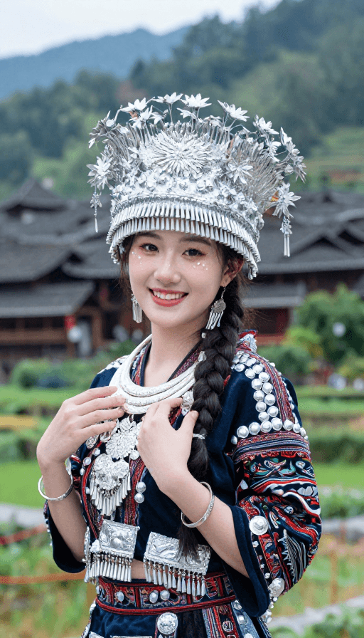 山地景观素材：苗族少女微笑：民族风情与自然之美