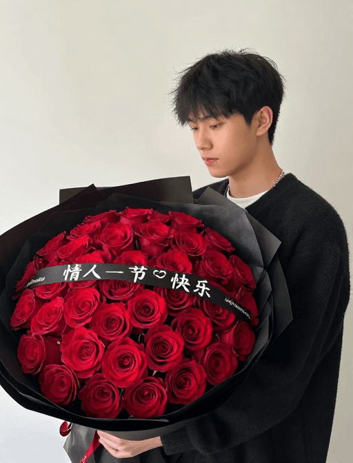 年轻男性素材：情人节浪漫：帅哥手持巨型玫瑰束送上祝福