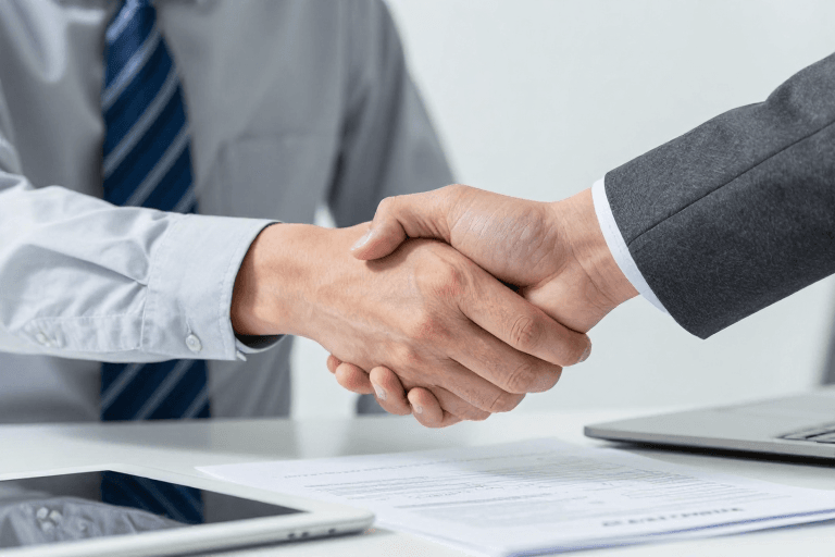 商务握手素材：商务握手特写：专业合作与金融签约的象征