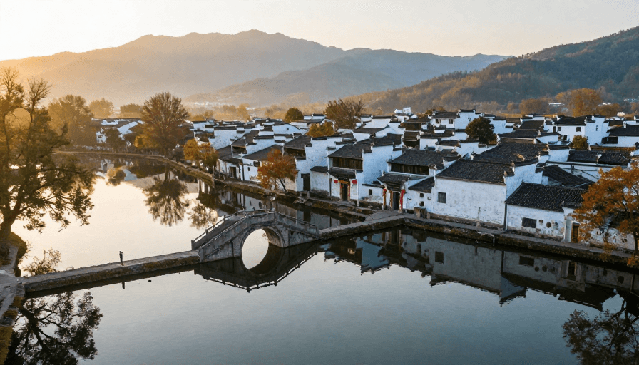 暖金色调素材：徽派古韵：秋晨水乡光影画卷