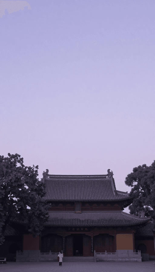 低多边形素材：静谧寺庙与人物：极简淡紫灰调治愈低多边形艺术