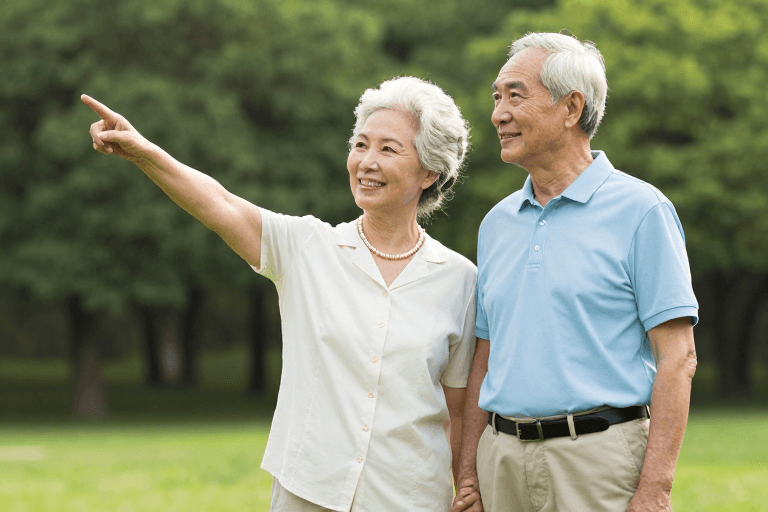 老年夫妇素材：幸福岁月：老年夫妇公园温馨合影