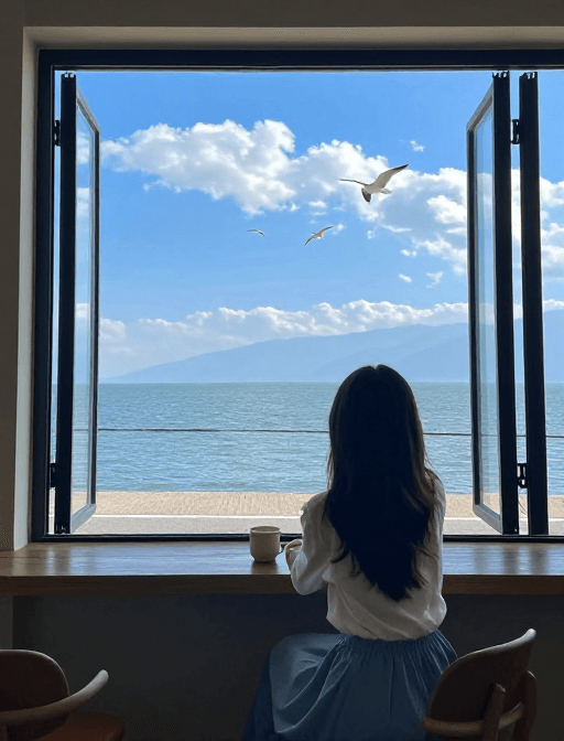 海景素材：窗边静谧：女子凝望碧海蓝天