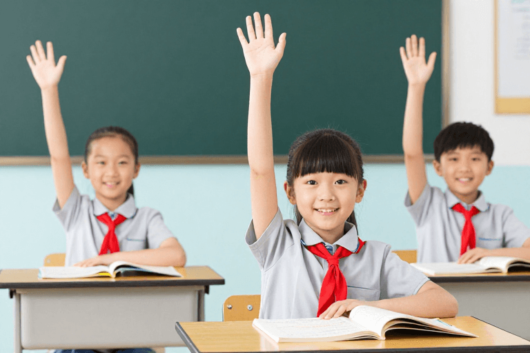 教育宣传素材：阳光课堂：亚洲小学生专注学习的温馨瞬间