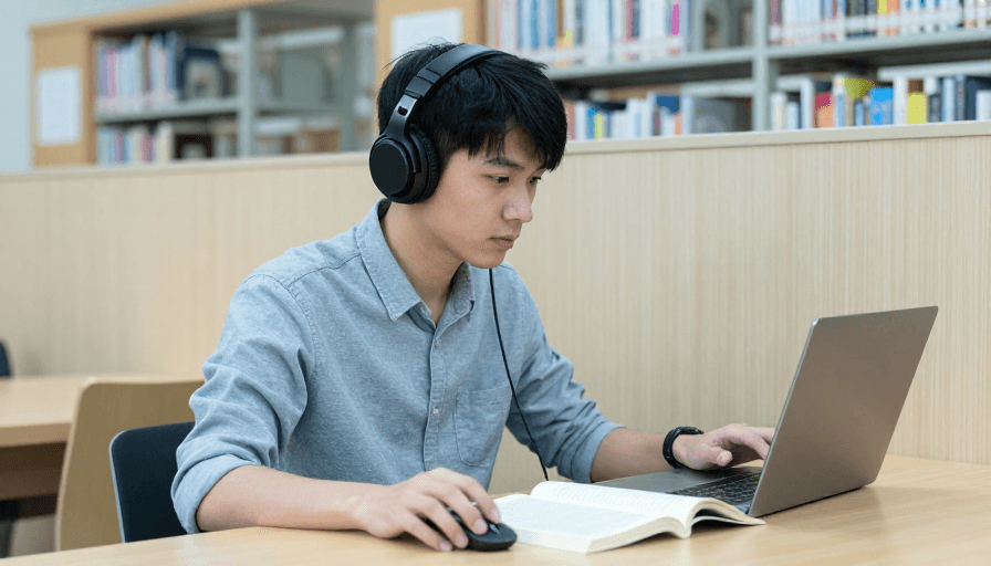冷白摄影素材：专注学习氛围：青年学子图书馆实拍