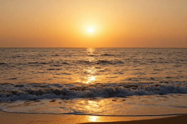 自然光影素材：金色夕阳下的波光海景：逆光海浪与暖调天空的完美交融