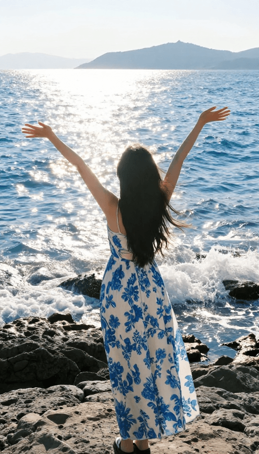 度假氛围素材：逆光海浪中，背影诉说海边自由