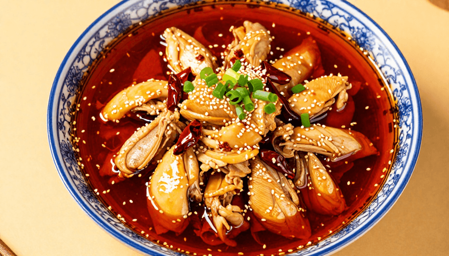 暖黄背景素材：青花瓷碗盛装红油口水鸡，诱人美食摄影