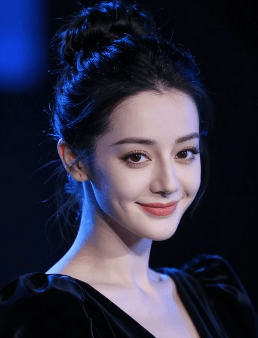 蓝光氛围素材：高挑美女优雅肖像：蓝光光影中的电影质感