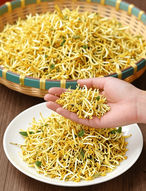 餐桌布置素材：金黄饱满金银花，双手捧珍展示高清质感