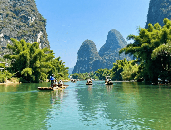 旅游宣传素材：漓江竹筏行：碧绿山水间的风光盛宴