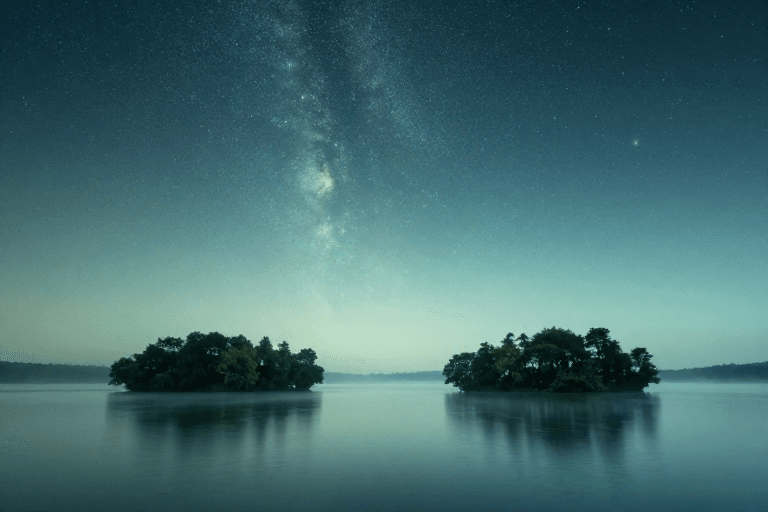 静谧湖光与星河交辉映照的梦幻夜景