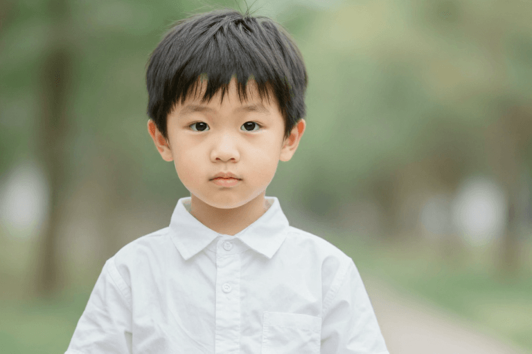 户外素材：阳光少年：纯真笑容定格瞬间