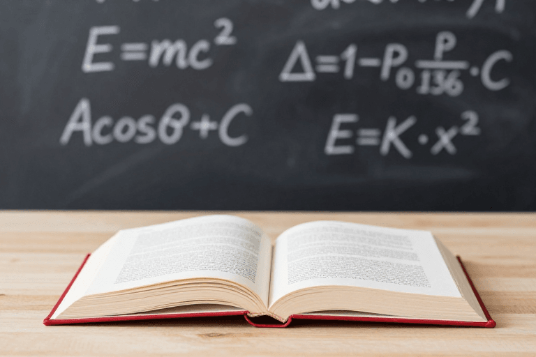 教学场景素材：红色物理课本与公式：高清教育摄影