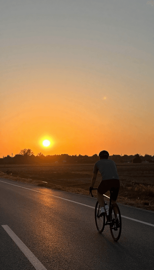户外活动素材：夕阳公路骑行：自由与远方的呼唤