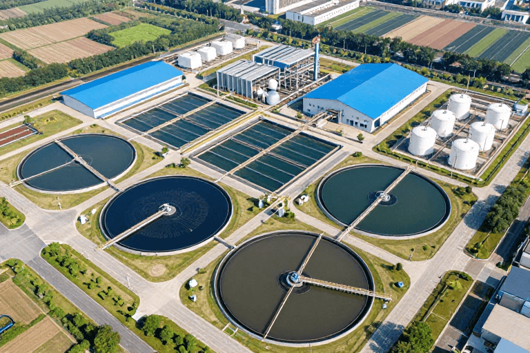 自然景观融合素材：现代都市污水处理全景：青绿与工业蓝的和谐之美