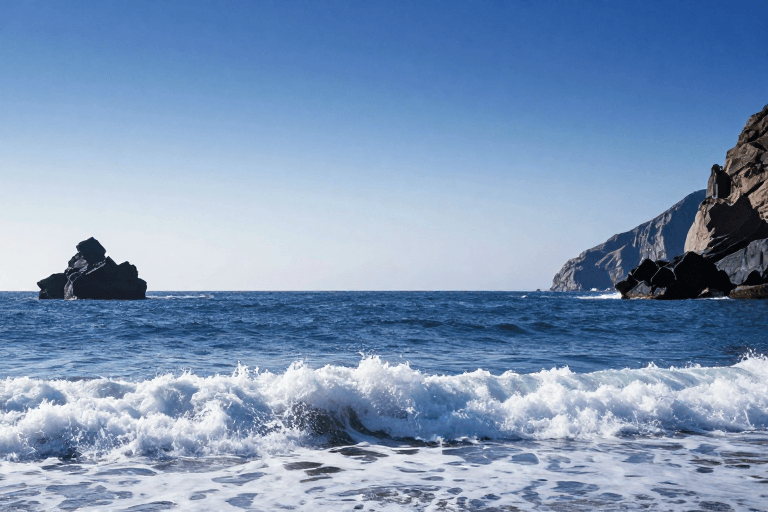 冷色调素材：深蓝海岸：海浪与悬崖的壮丽交响