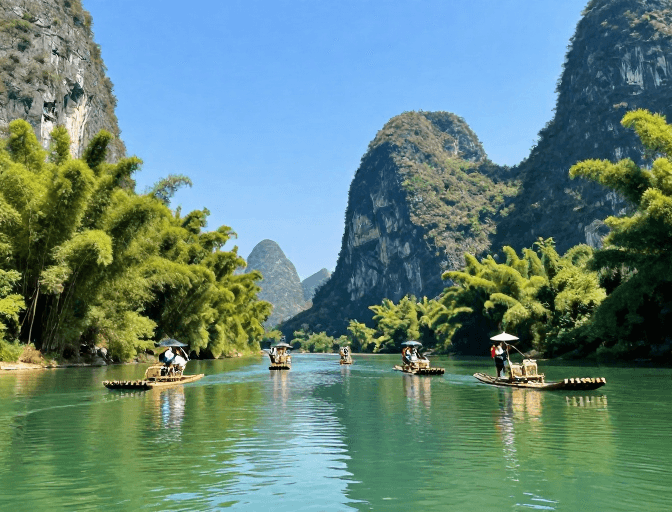 旅游宣传素材：漓江竹筏行：碧水映峰林，游客乘舟享自然
