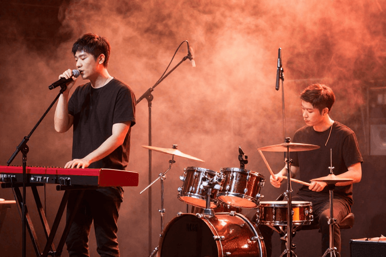 高清质感素材：两位音乐家舞台演奏：橙红光影逆光盛宴